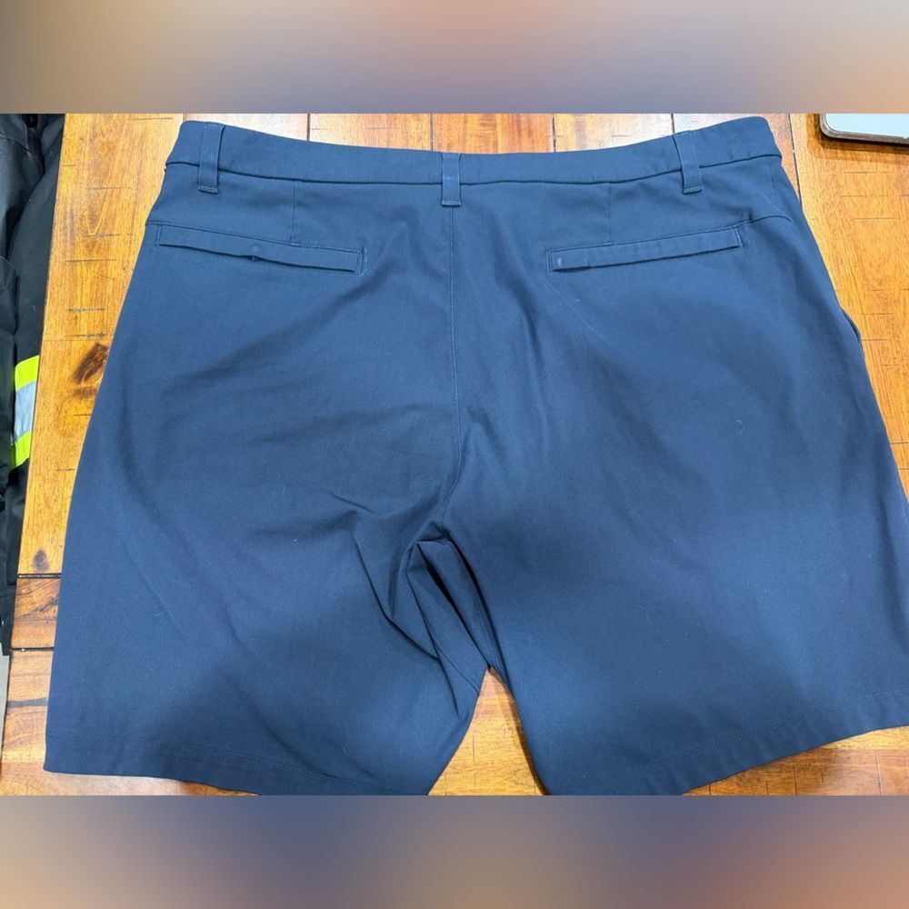 Lululemon ABC Commission Short 9” - Picture 2 of 3
